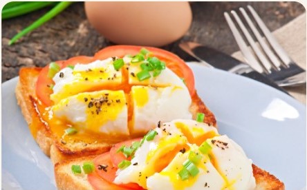 البيض المسلوق مع الخبز المحمص